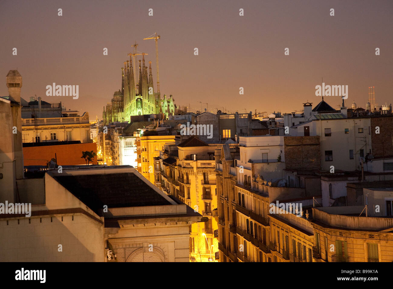 La Sagrada Familia, terrazza sul tetto, El Pis de La Pedrera, Casa Mila, Antoni Gaudi, Barcellona Foto Stock