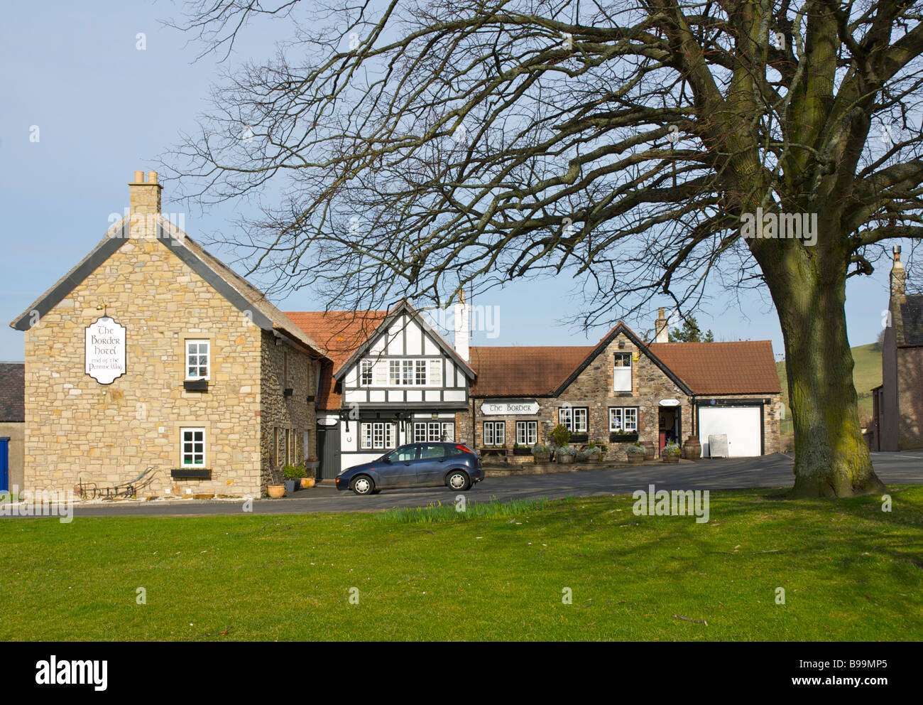 Il confine Hotel, Kirk Yetholm, Roxburghshire, Scotland, Regno Unito... il punto di arrivo del Pennine Way a piedi Foto Stock