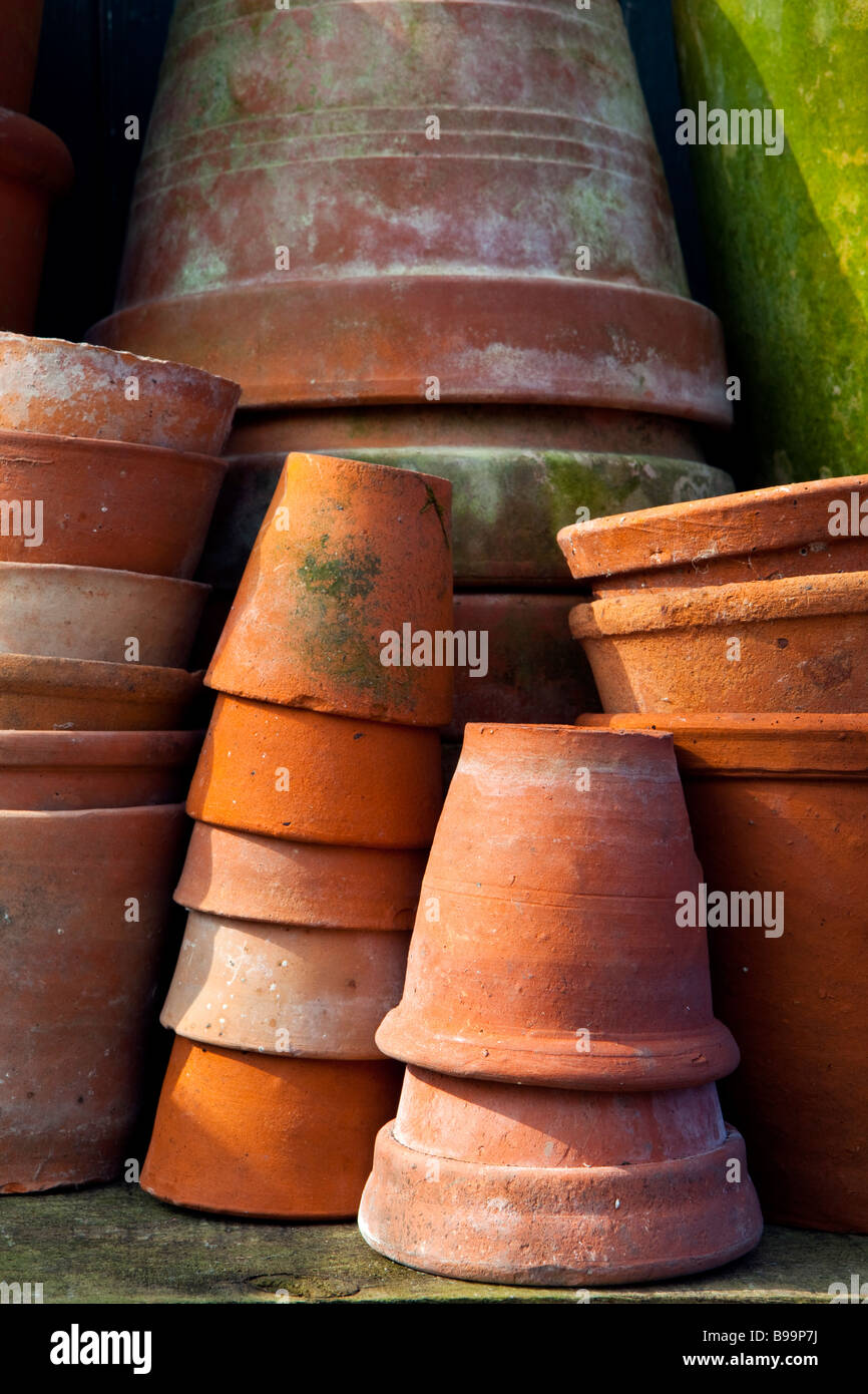 Una vista ravvicinata di pile di argilla vecchi vasi di fiori Foto Stock