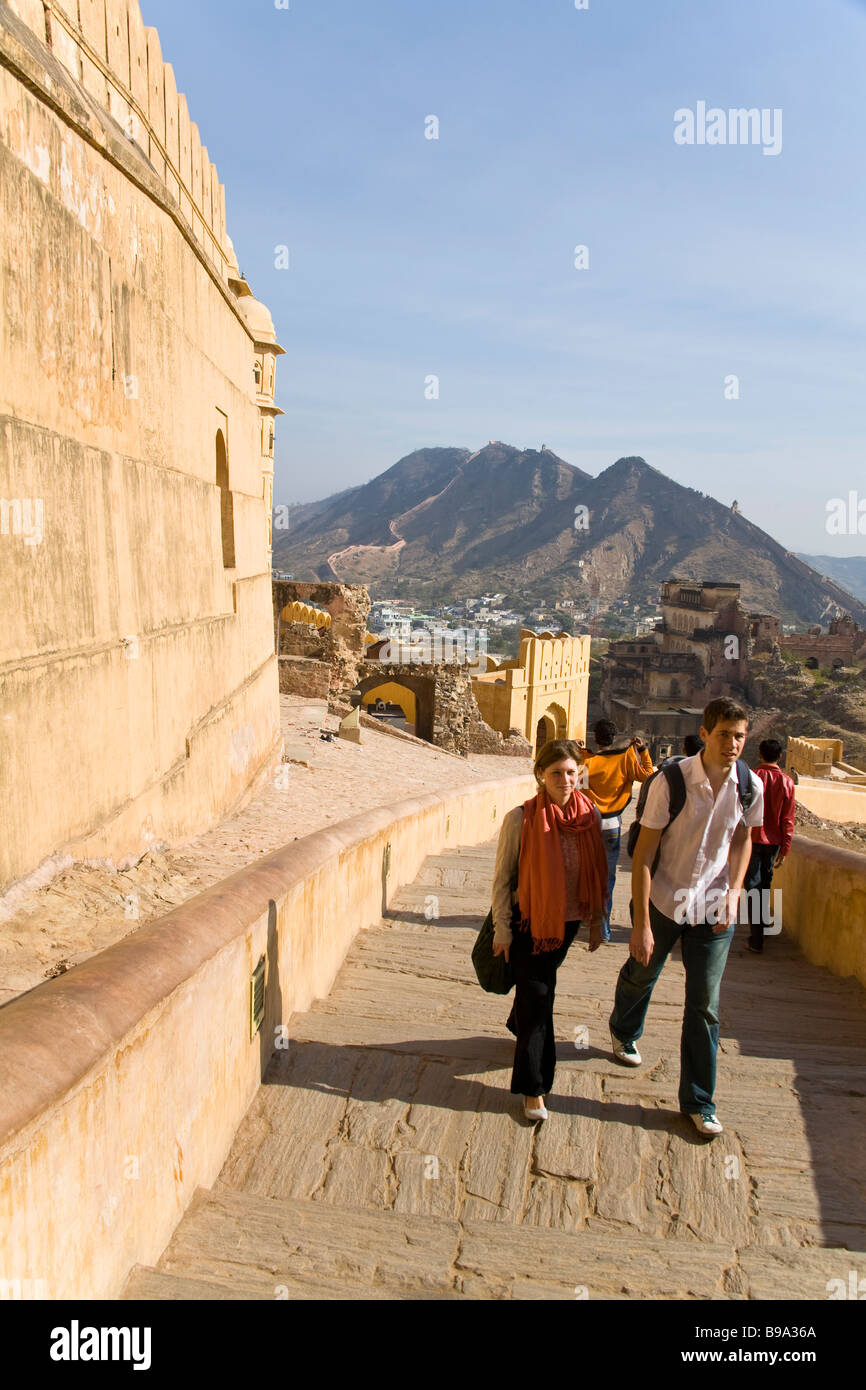 I turisti a piedi fino all'Ambra Palace, noto anche come Forte Amber, ambra, vicino a Jaipur, Rajasthan, India Foto Stock
