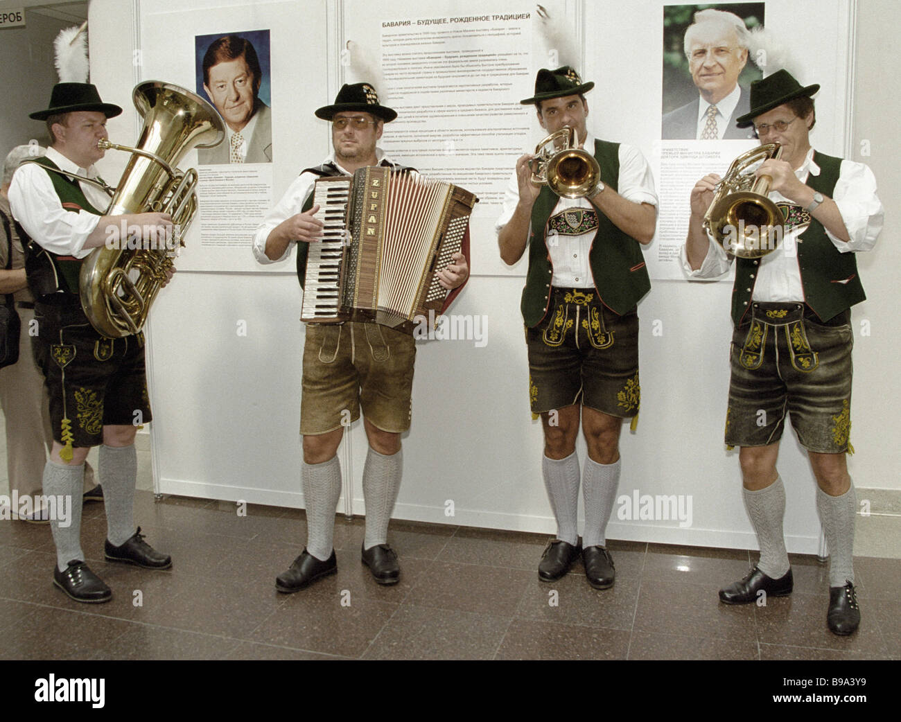 Musica popolare bavarese company esecuzione alla fiera tradizione bavarese rimarrà Foto Stock