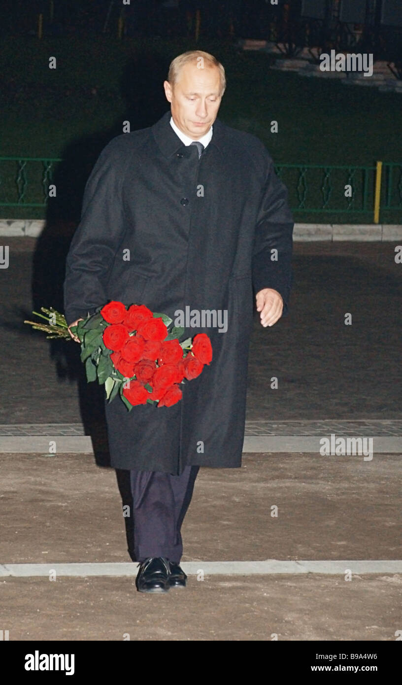 Il presidente russo Vladimir Putin recante le rose sulle vittime memorial  vicino al centro del teatro Dubrovka in Street Mosca un anno Foto stock -  Alamy