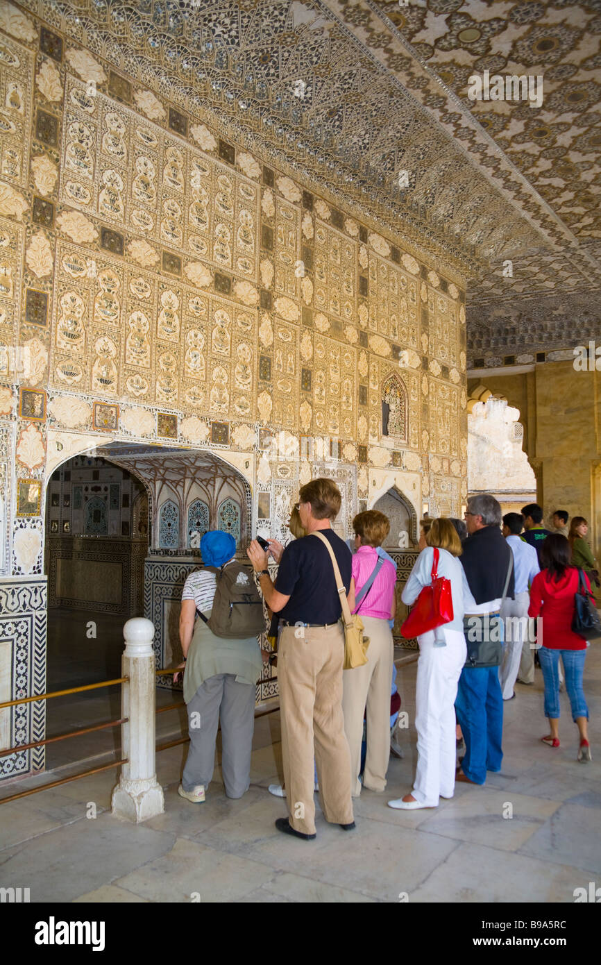 I turisti, la Sala degli Specchi, Sheesh Mahal, in Ambra Palace, noto anche come Forte Amber, ambra, vicino a Jaipur, Rajasthan, India Foto Stock