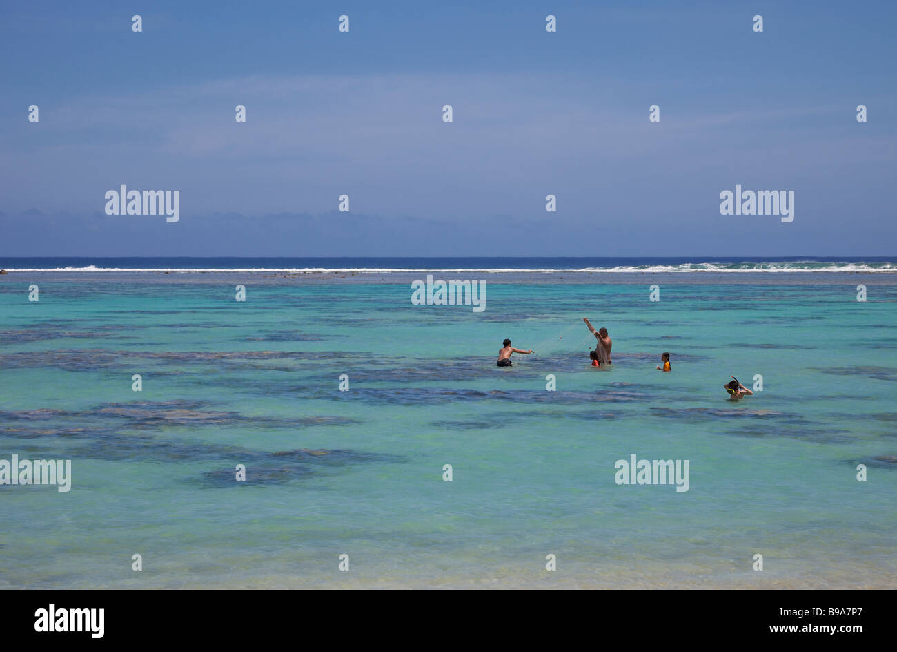 Famiglia polinesiano con attività di pesca nell'Oceano Pacifico - Rarotonga Isole Cook, Polinesia, Oceania Foto Stock