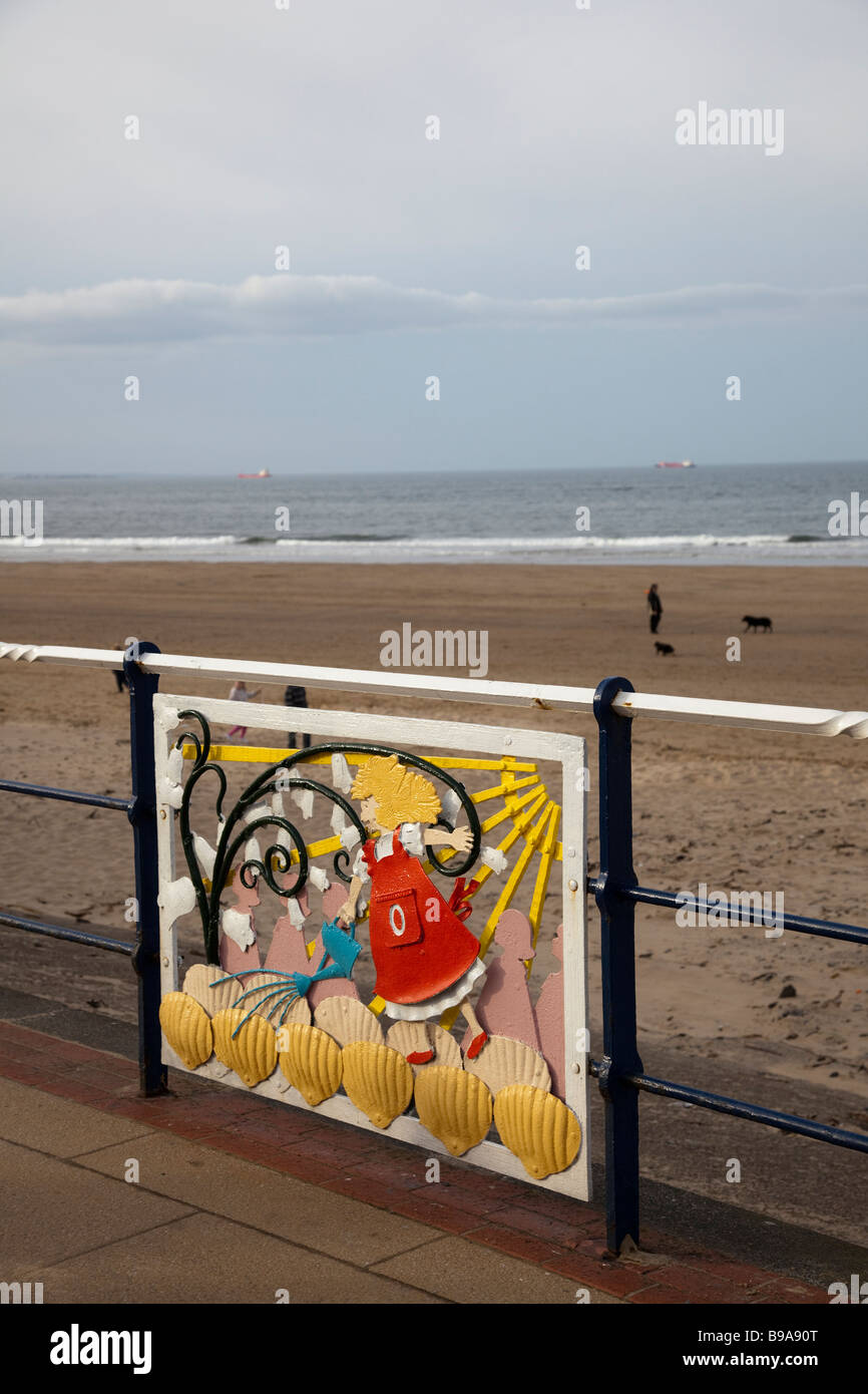 Scene di mare, pannelli di ferro battuto colorato opere d'arte sulla passeggiata spianata ringhiere a Saltburn, Teesside (Cleveland), Inghilterra nord-orientale, Regno Unito Foto Stock