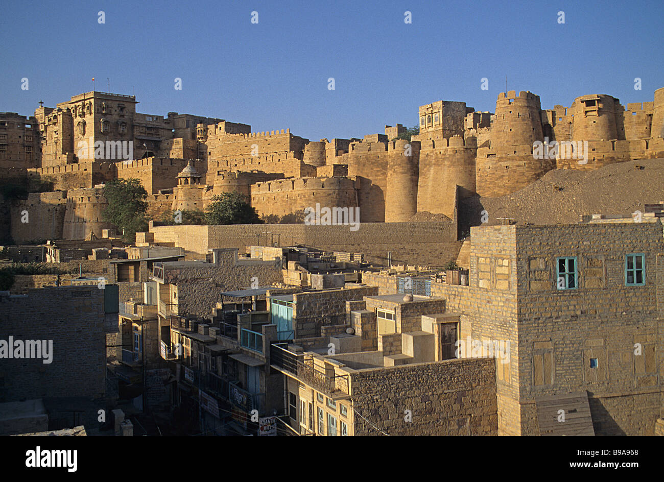 Jaisalmer, Rajasthan, India. Esterno del Fort da ovest, con la città in primo piano. Foto Stock