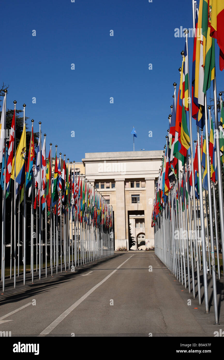 Bandiera rivestita di percorso conduce al Palais des nations uffici delle Nazioni Unite a Ginevra Svizzera Foto Stock