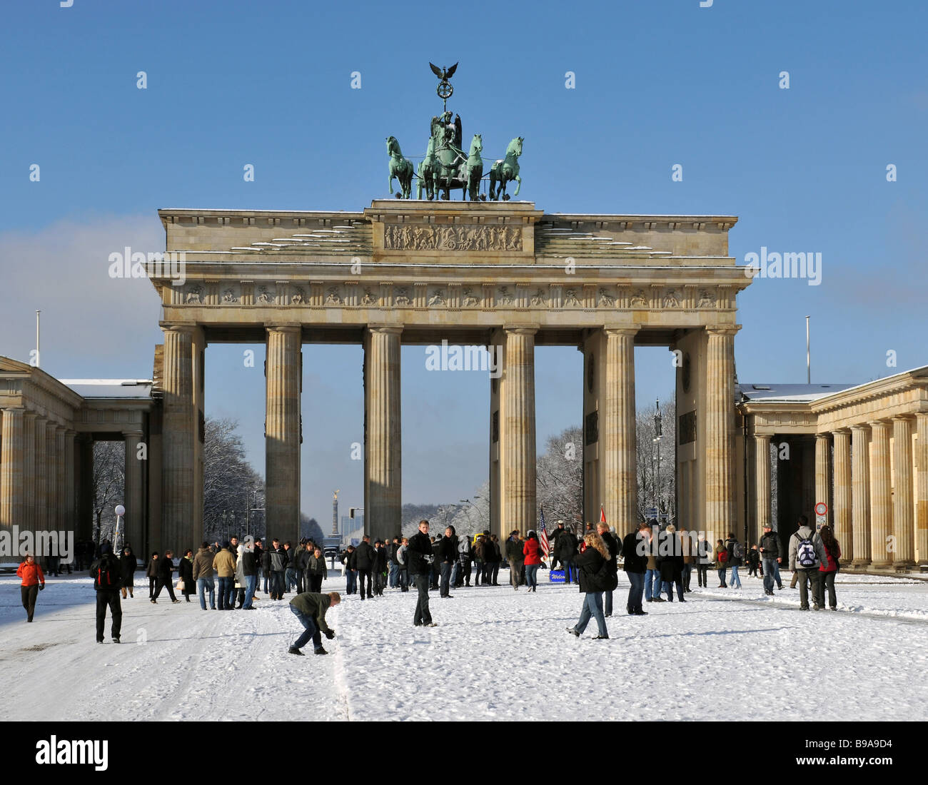 Berlin Paris Square porta di Brandeburgo quadriga in inverno la neve Foto Stock