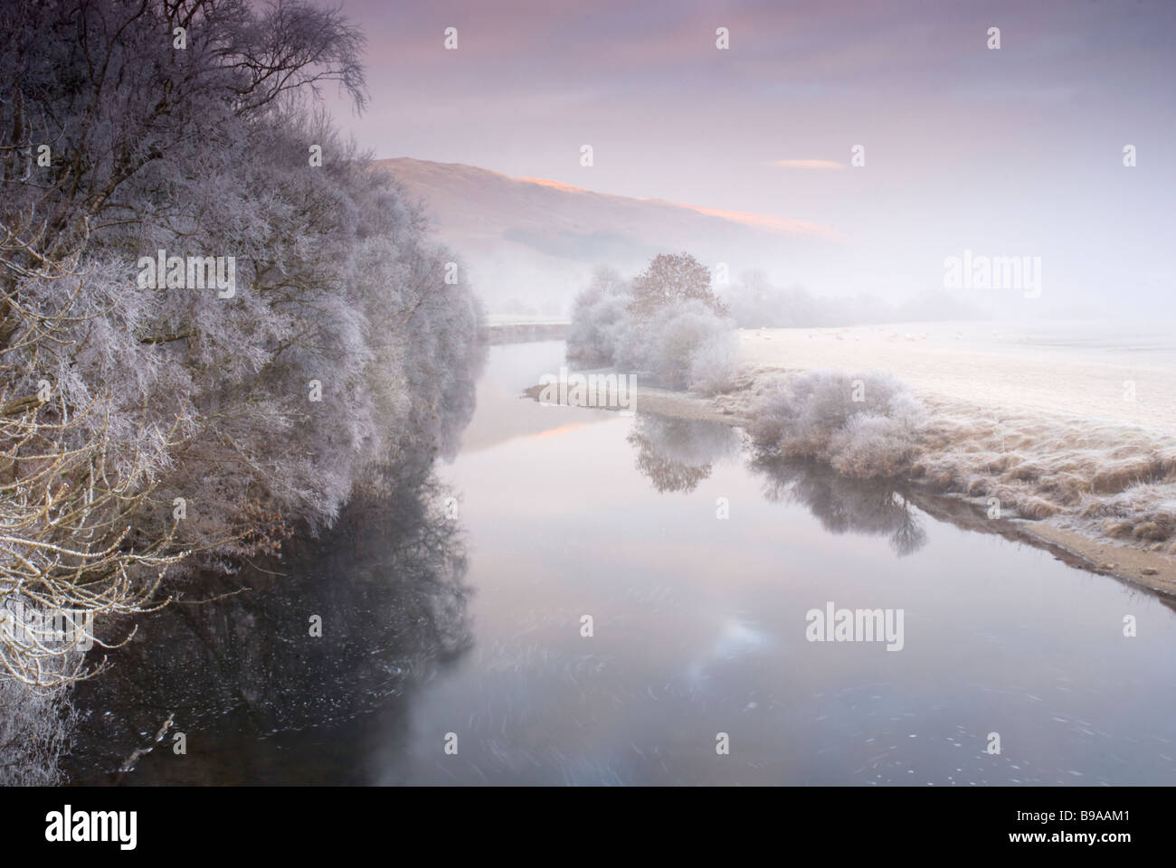 Frosty giorno di nuovi anni guardando oltre il fiume Dochart Foto Stock