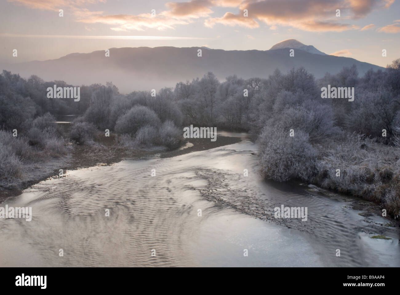 Frosty giorno di nuovi anni guardando oltre il fiume Dochart Foto Stock