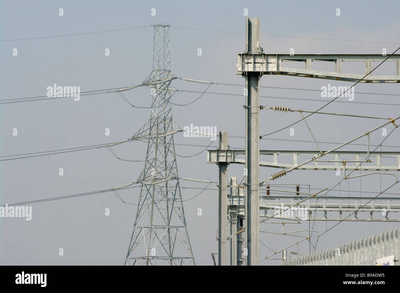 Sospeso il contatto con le linee elettriche aeree con un traliccio di elettricità in background Foto Stock