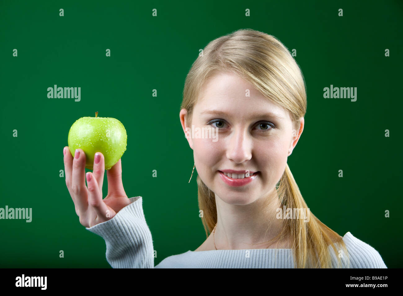 Giovane donna azienda apple Foto Stock