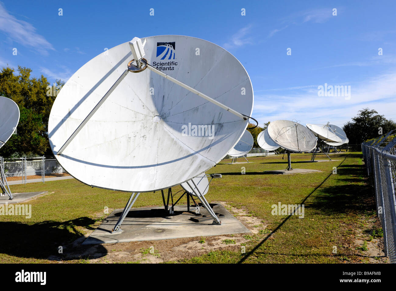 Parabole satellitari trasmettere il segnale televisivo per gli abbonati Foto Stock