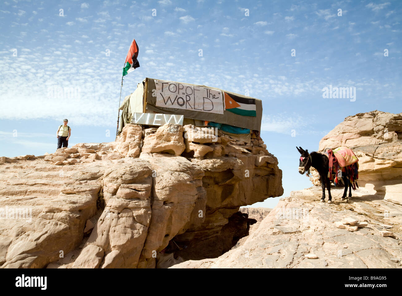 Un turista e un asino a 'il top del mondo', Petra, Giordania Foto Stock