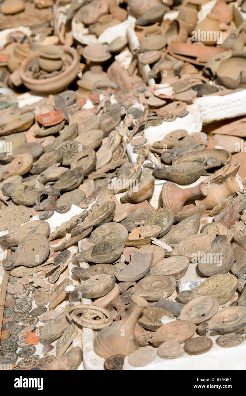 Vecchie lampade ad olio, di ceramica e di monete che vengono venduti come souvenir per i turisti, Petra, Giordania Foto Stock