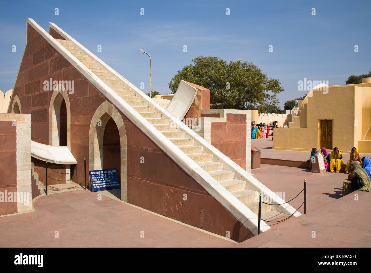 Laghu Samrat Yantra esporre a Jantar Mantar Observatory, Jaipur, Rajasthan, India Foto Stock