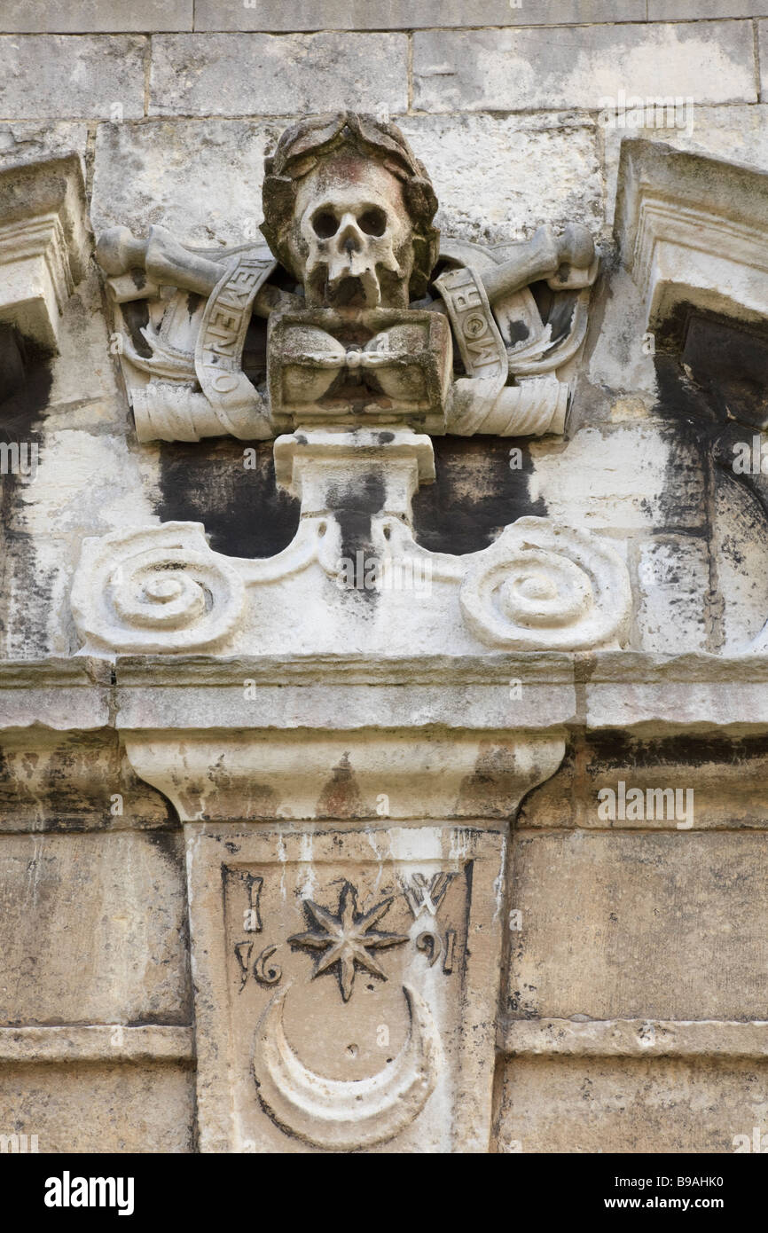 St Thomas's Cathedral, Portsmouth. Dettaglio della maschera di morte Gargoyle Foto Stock