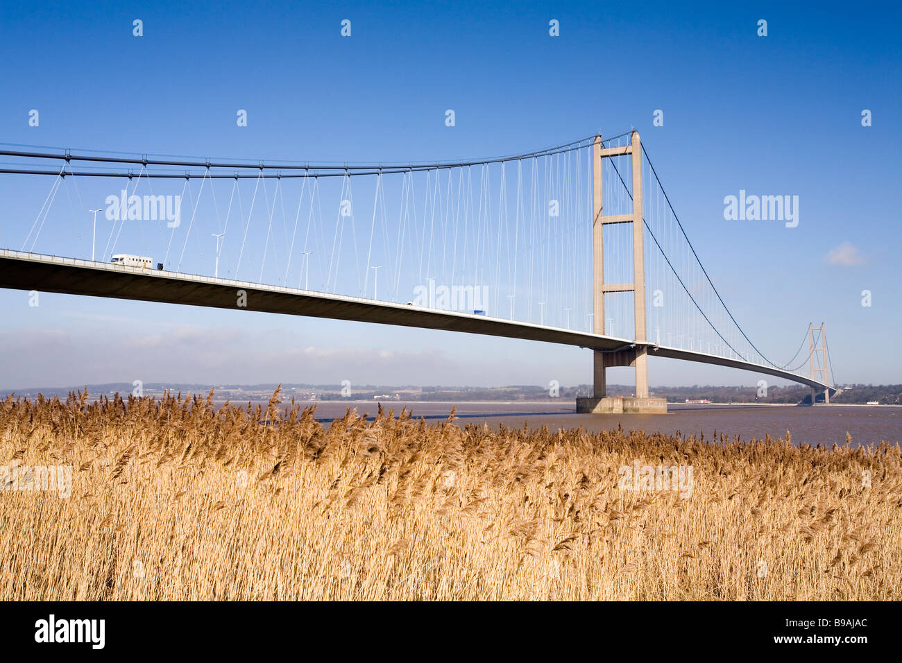 Humber ponte che attraversa il fiume Humber tra Kingston upon Hull e Barton upon Humber. Visto da sud. Foto Stock