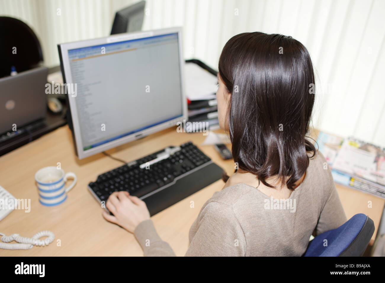 Giovane donna sul lavoro Modello rilasciato Foto Stock