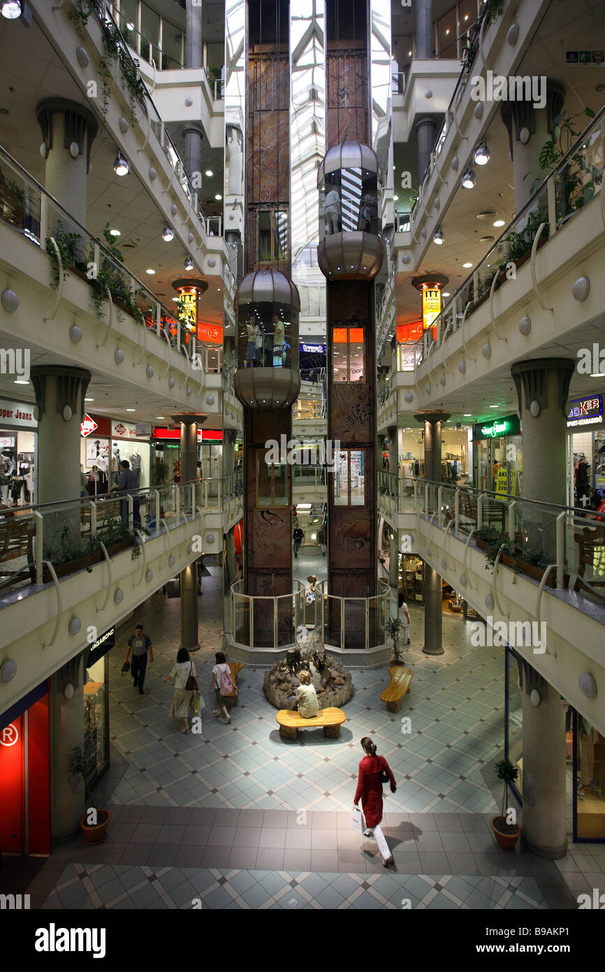 Interno del centro commerciale Mammut a Budapest, Ungheria Foto stock -  Alamy
