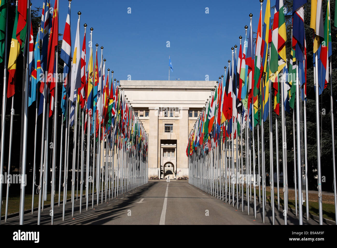 Bandiera rivestita di percorso conduce al Palais des nations uffici delle Nazioni Unite a Ginevra Svizzera Foto Stock
