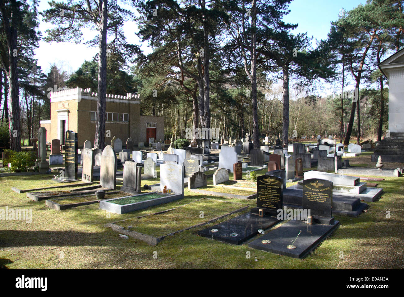 Una vista sulle lapidi del cimitero zoroastriano accanto la Brookwood Cimitero Militare, Woking. Foto Stock