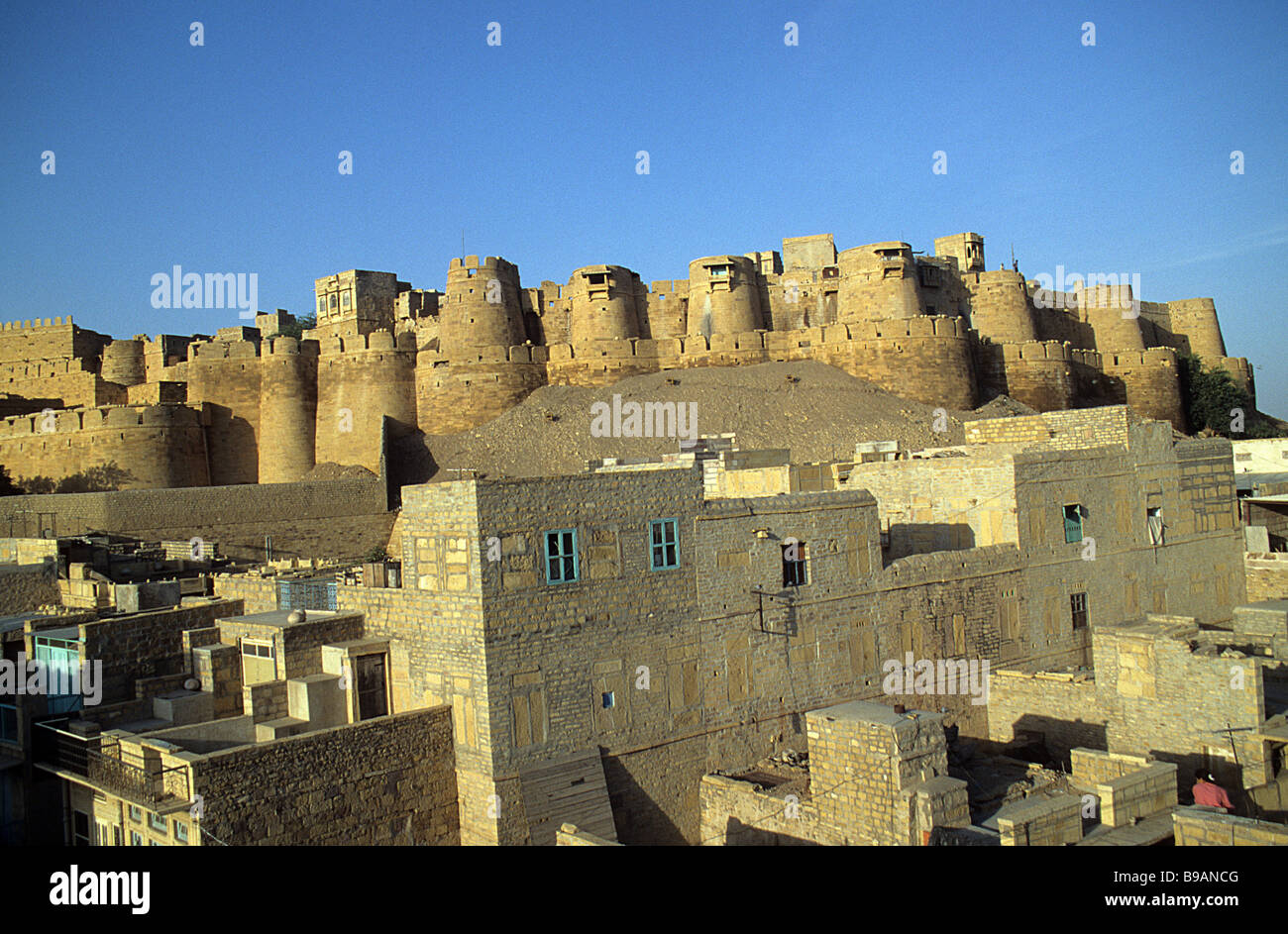 Jaisalmer, Rajasthan, India. Esterno del Fort da nord, con la città in primo piano. Foto Stock