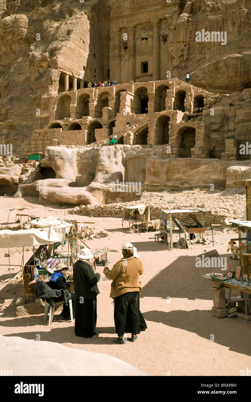 Giordano per i negozianti di fronte alla tomba di URN, Petra, Giordania Foto Stock