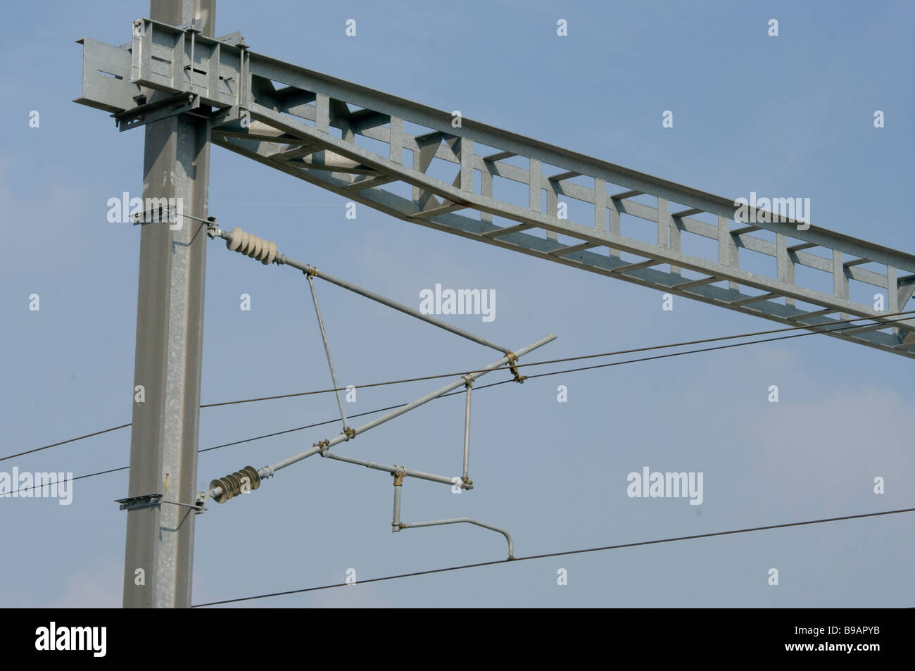 Sospeso il sovraccarico di potenza elettrica linee ferroviarie cavi Foto Stock