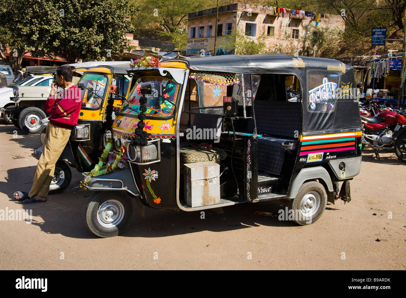 Un Tuk Tuk parcheggiato in una strada, ambra, vicino a Jaipur, Rajasthan, India Foto Stock