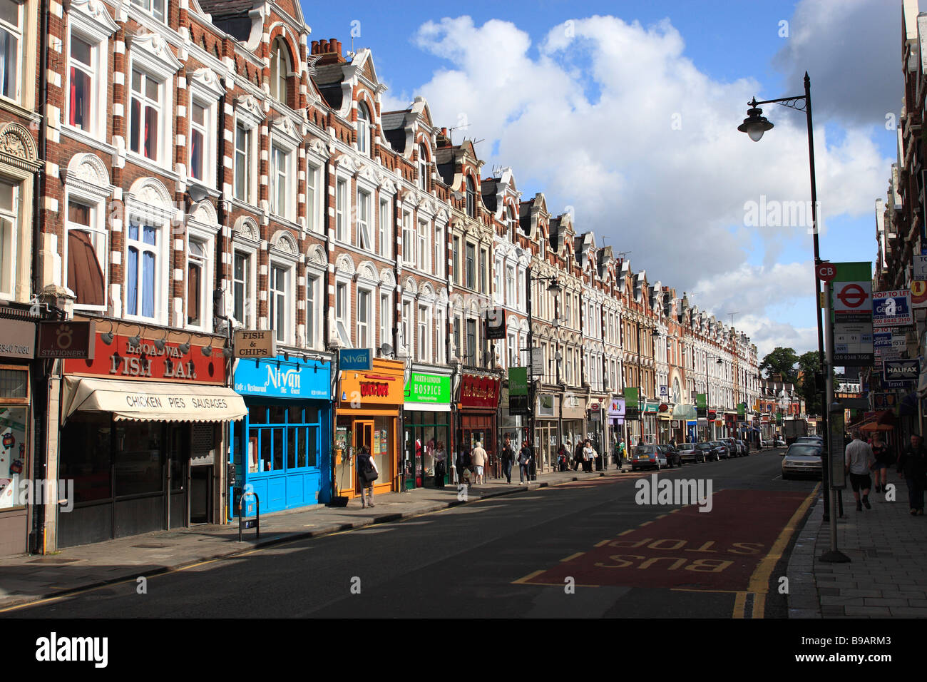Fila di colorati negozi e ristoranti in parata Topsfield,Crouch fine,Londra. Foto Stock