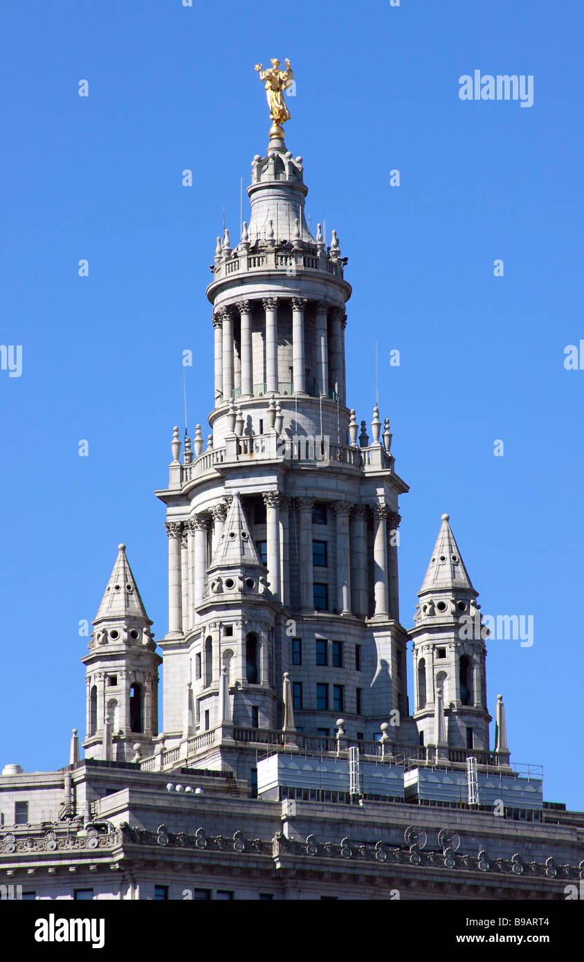 Parte superiore del New York City Palazzo Comunale ai piedi del Ponte di Brooklyn e la parte inferiore di Manhattan, New York City, Stati Uniti d'America Foto Stock