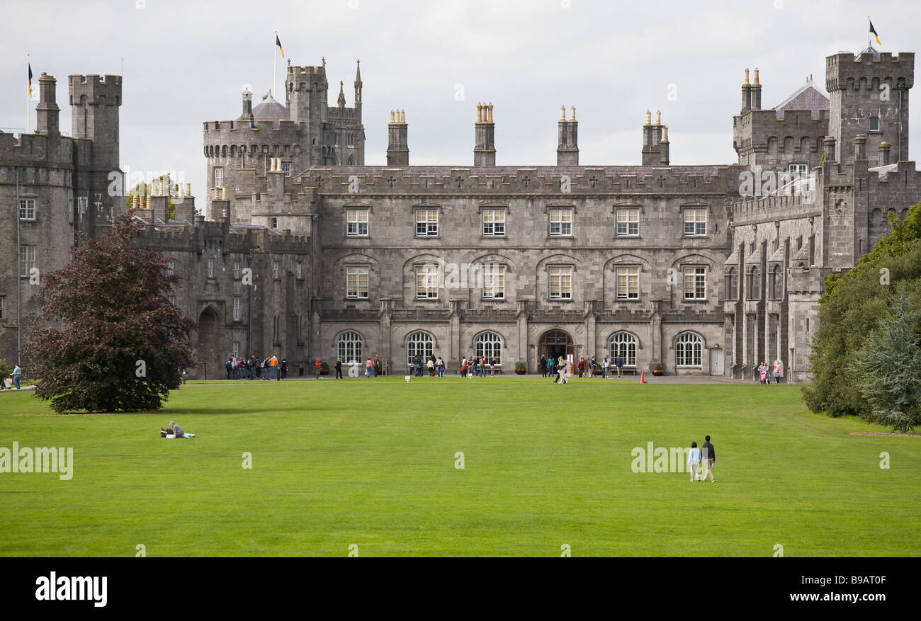 Castello di Kilkenny e prato. L'imponente lavoro di pietra di questo castello abbraccia le enormi prati verdi nel parco dietro Foto Stock