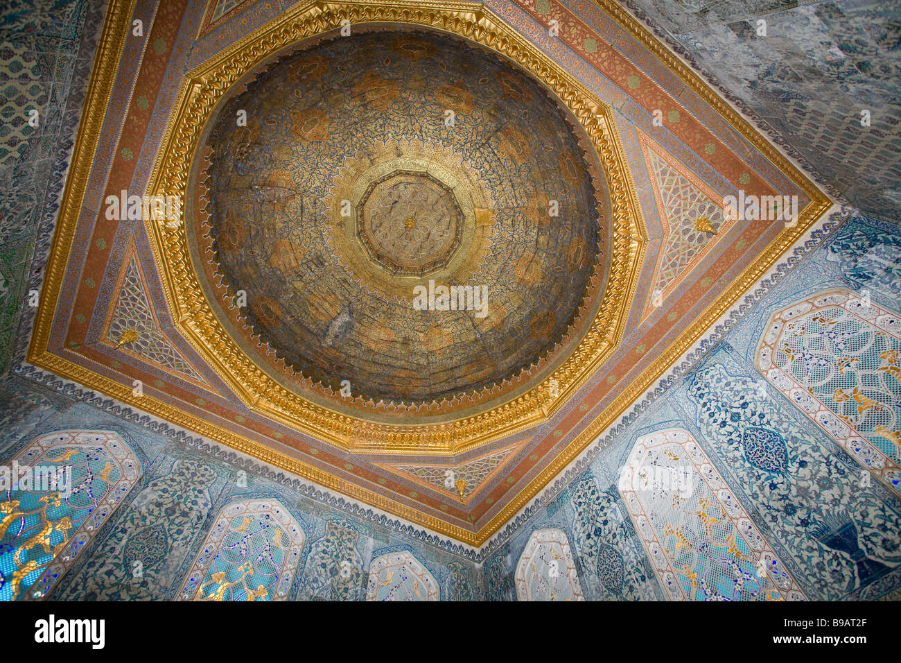 Il Topkapi Harem: Letti singoli padiglioni Dome. Decorazioni in oro sulla cupola evidenzia i quarti viventi per il giovane erede al trono. Foto Stock