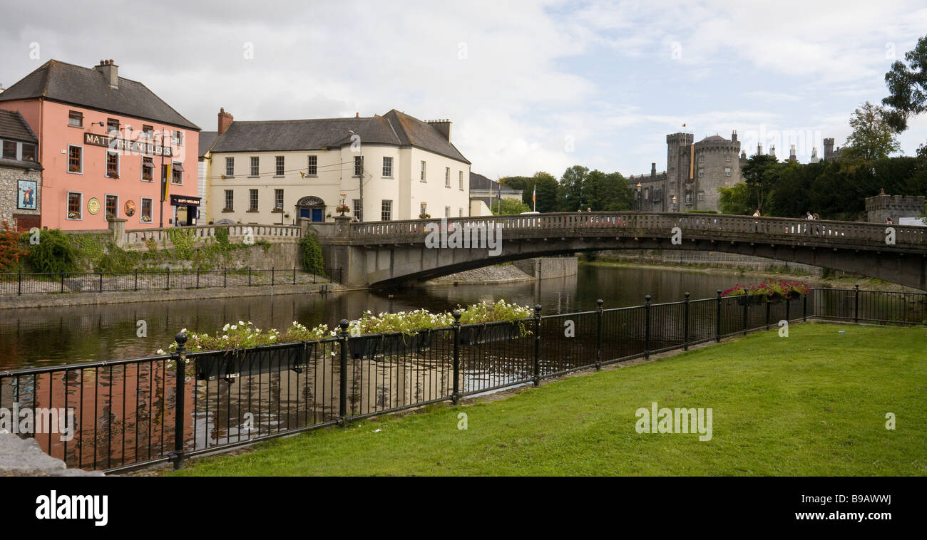 Città di Kilkenny. Alcuni turisti cross basso John Street ponte sopra il fiume Nora con il castello in background. Foto Stock