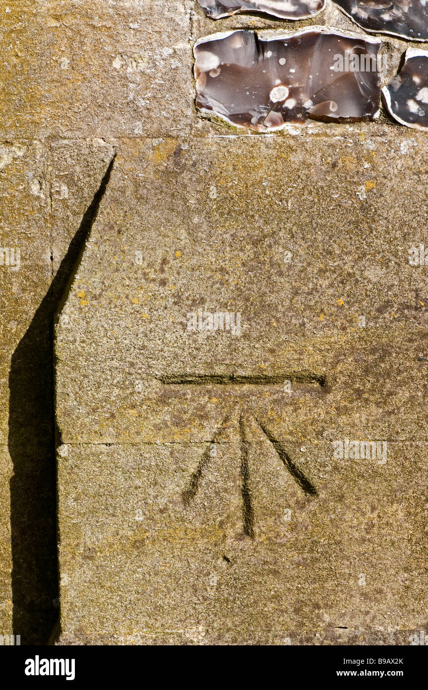 Ordnance bench mark sulla parete della chiesa del villaggio Foto Stock