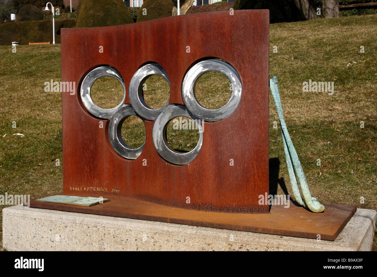La bandiera olimpica da emili armengol entro il parco olympique ouchy a sud della città di losanna svizzera Foto Stock