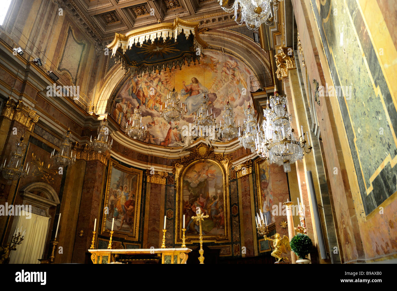 La chiesa di San Giovanni e San Paolo chiama il lampadario chiesa a causa  delle sue decine di lampadari a Roma Italia Foto stock - Alamy