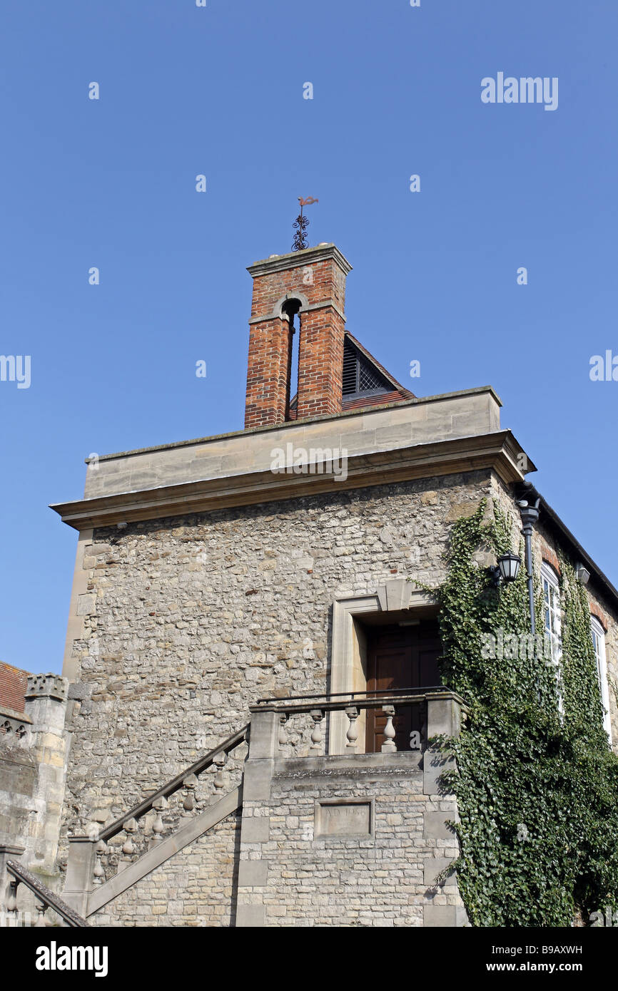 Un camino ornato su un vecchio edificio in pietra Foto Stock