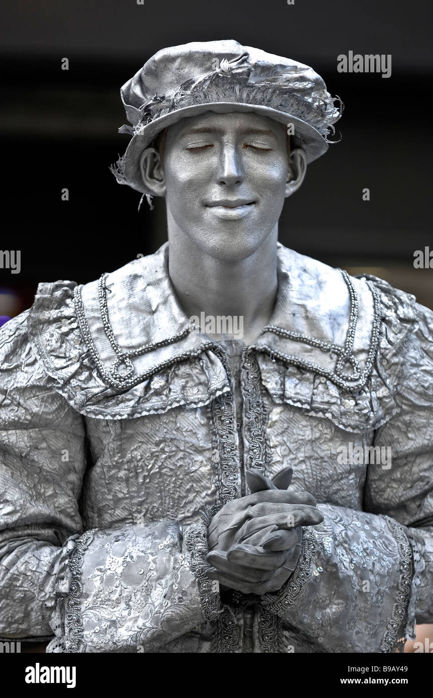 L'uomo verniciato argento essendo una statua, Covent Garden di Londra, Inghilterra, Regno Unito, Europa Foto Stock