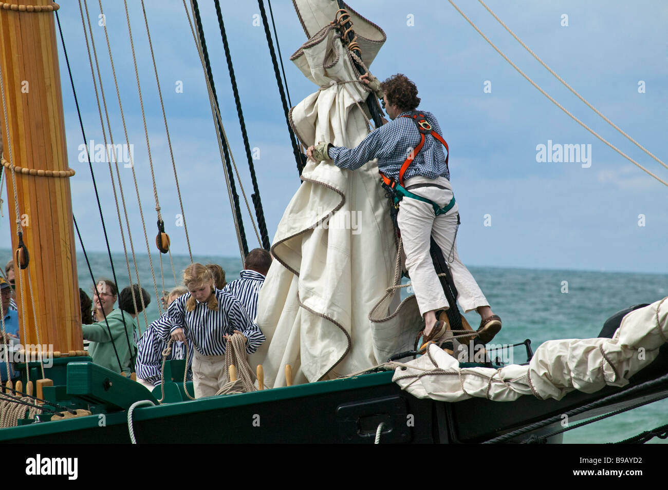 Ammainando le vele come la storica tall ship 'Amici buona volontà' arriva in Sud Haven, Michigan il suo viaggio inaugurale. Foto Stock