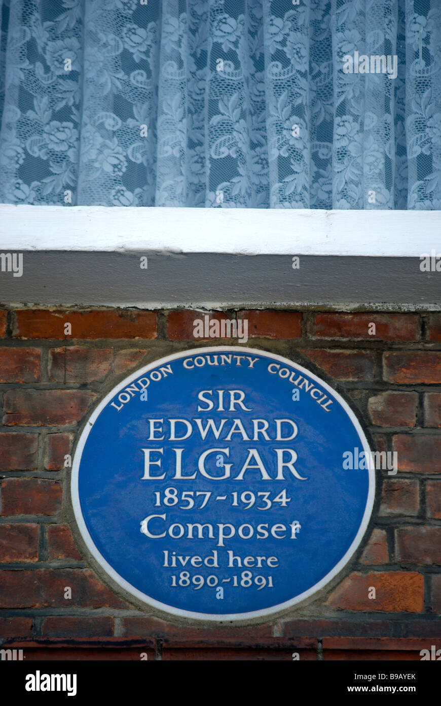 English Heritage targa blu segnando una ex casa del compositore sir Edward elgar, West Kensington, Londra, Inghilterra Foto Stock