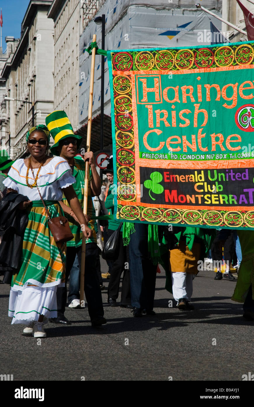 Persone con Haringey Centro irlandese bandiera di San Patrizio parata del giorno in Londra England Regno Unito, 15 marzo 2009 Foto Stock