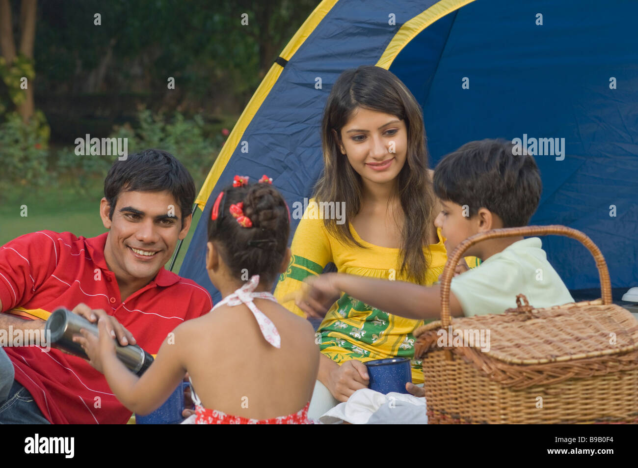 La famiglia in un campeggio Foto Stock