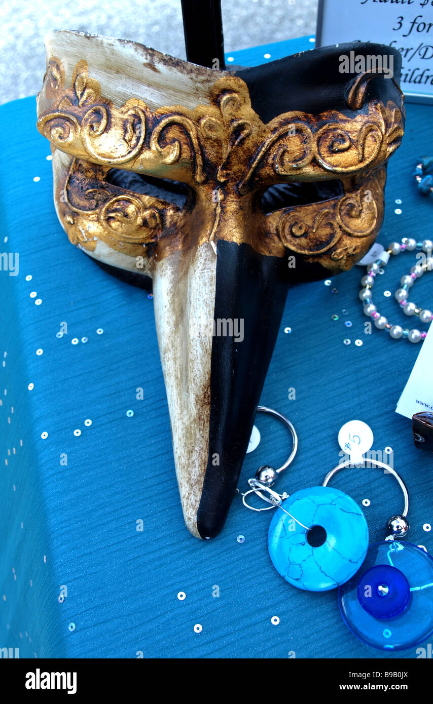 Costume maschera uccello becco su talbe blu con perline di gioielli in oro Foto Stock
