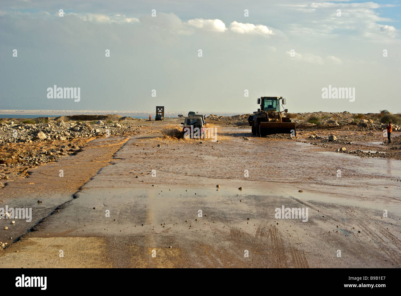 I veicoli a trazione integrale schizzi attraverso acque di inondazione autostrada di copertura 90 alla città turistica di Ein Bokek sul Mar Morto Foto Stock