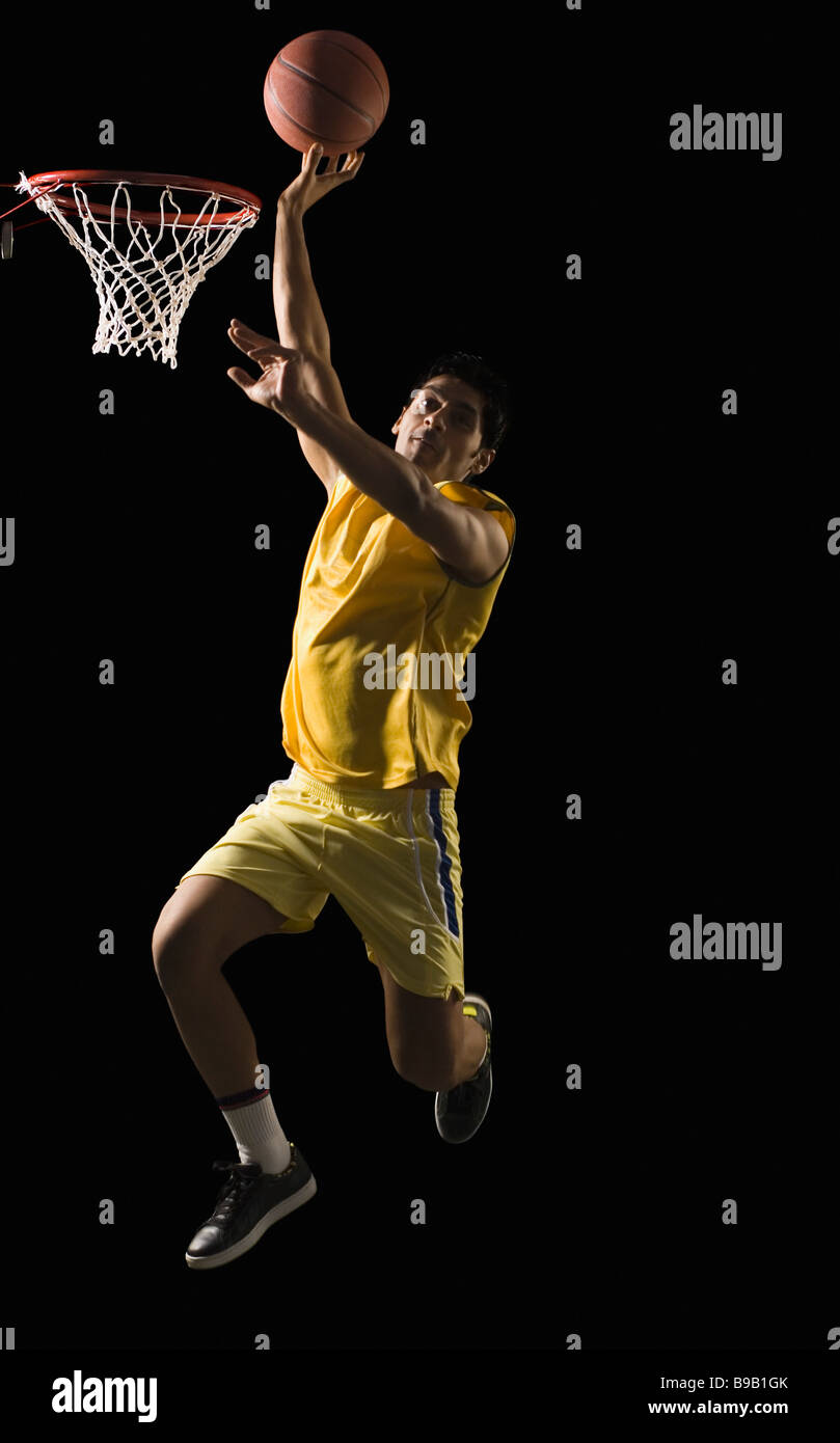 La pallacanestro di tiro del giocatore di basket Foto Stock