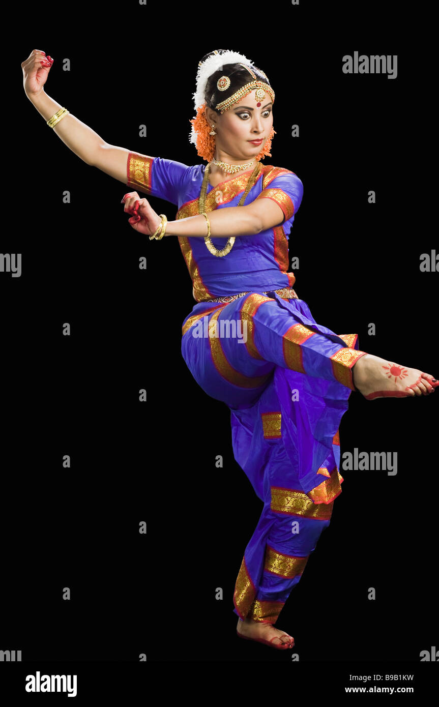 Donna indiana di eseguire Bharatnatyam la danza classica indiana Foto Stock