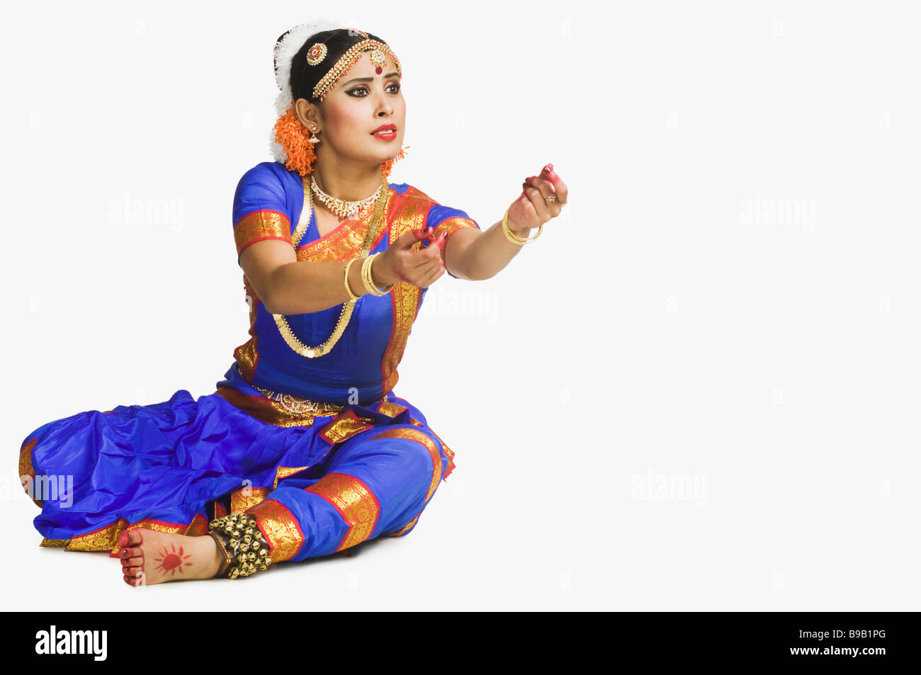 Donna di eseguire Bharatnatyam la danza classica indiana Foto Stock