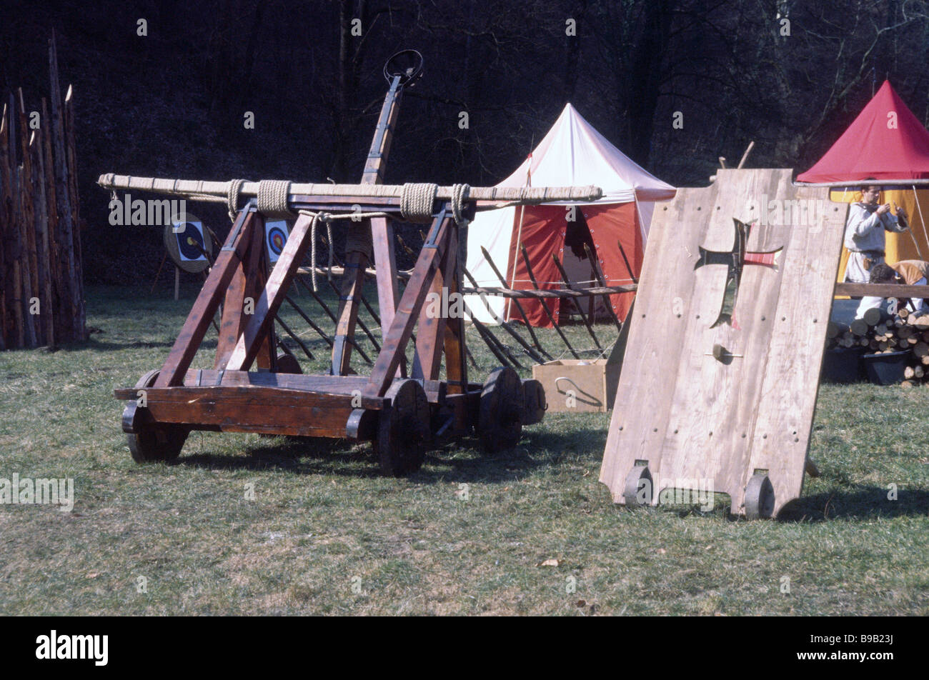 Catapulta e grande scudo in legno Foto Stock